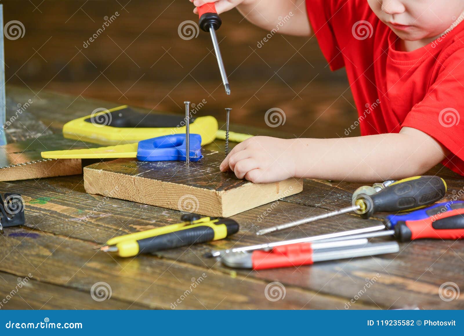 Badinez Les Travaux Sans Visage Avec Le Tournevis, Fond En Bois, Fin Jeu D' enfant Comme Constructeur Ou Dépanneur Avec Des Outil Photo stock - Image du  enfant, concept: 119235582