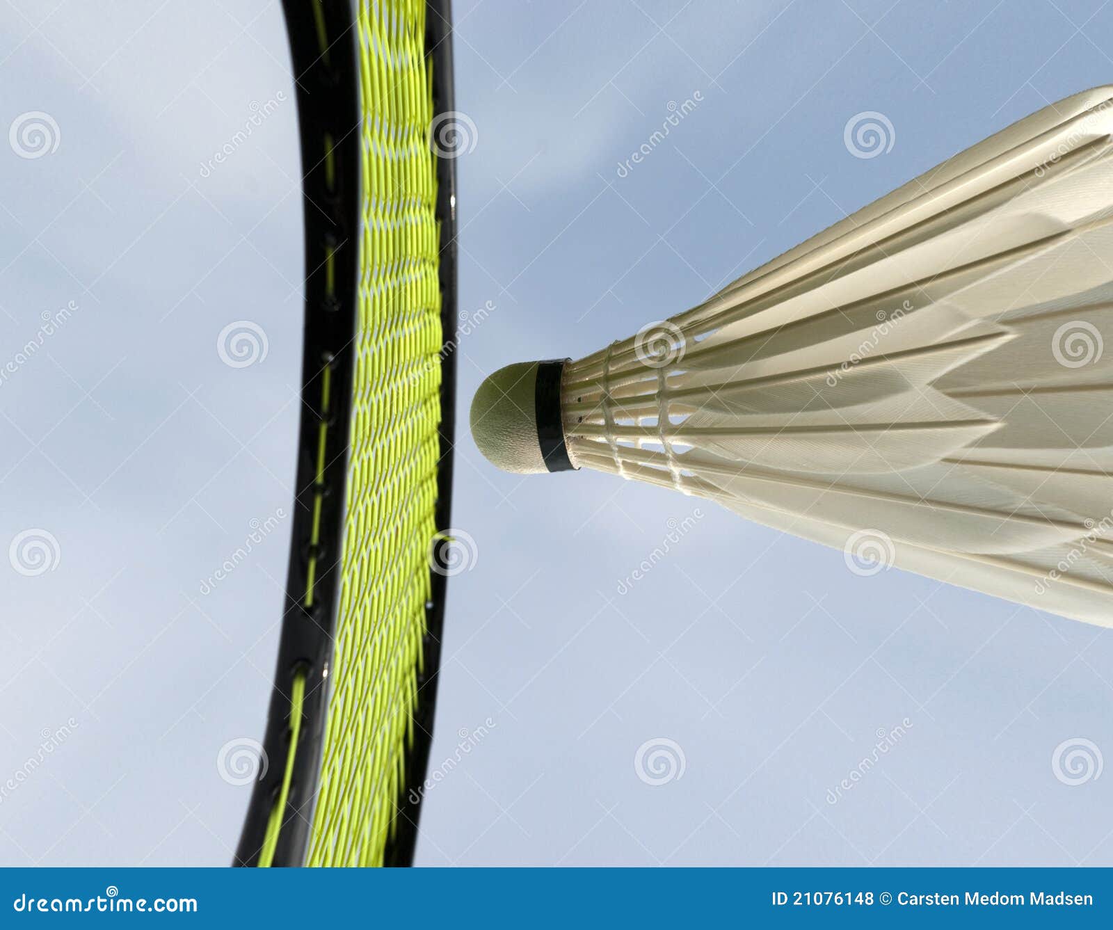 Badminton rápido. O shuttlecock rápido bateu a raquete de badminton em um jogo.