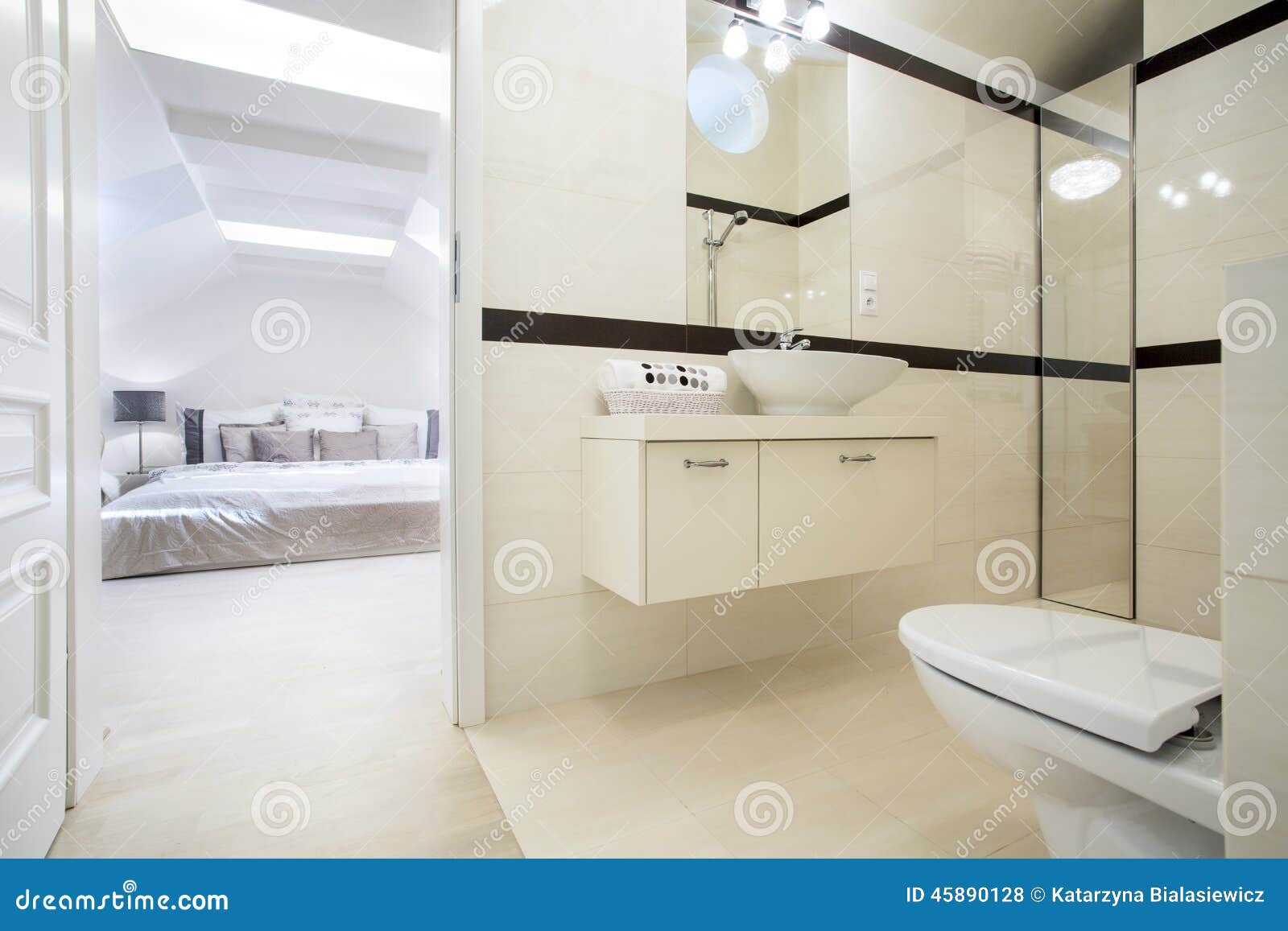 Guld vask i dyrt badrum arkivfoto bild: 47879573