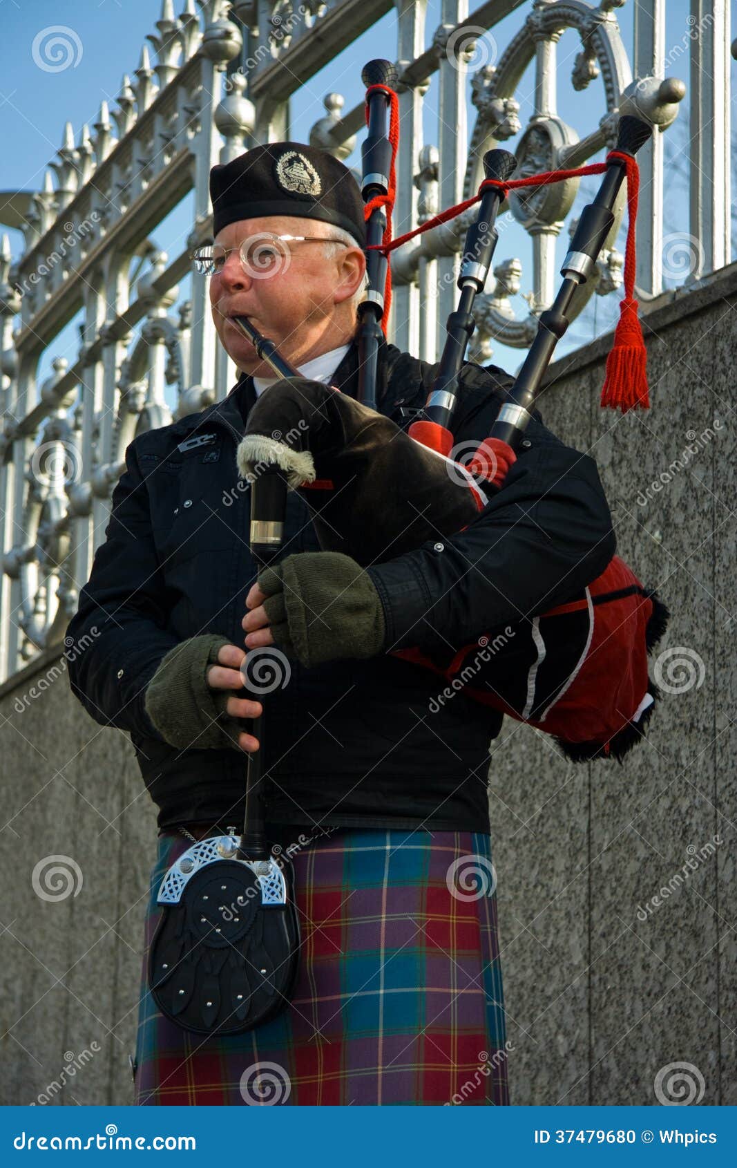 Bag pipe musician editorial image. Image of highlander 37479680