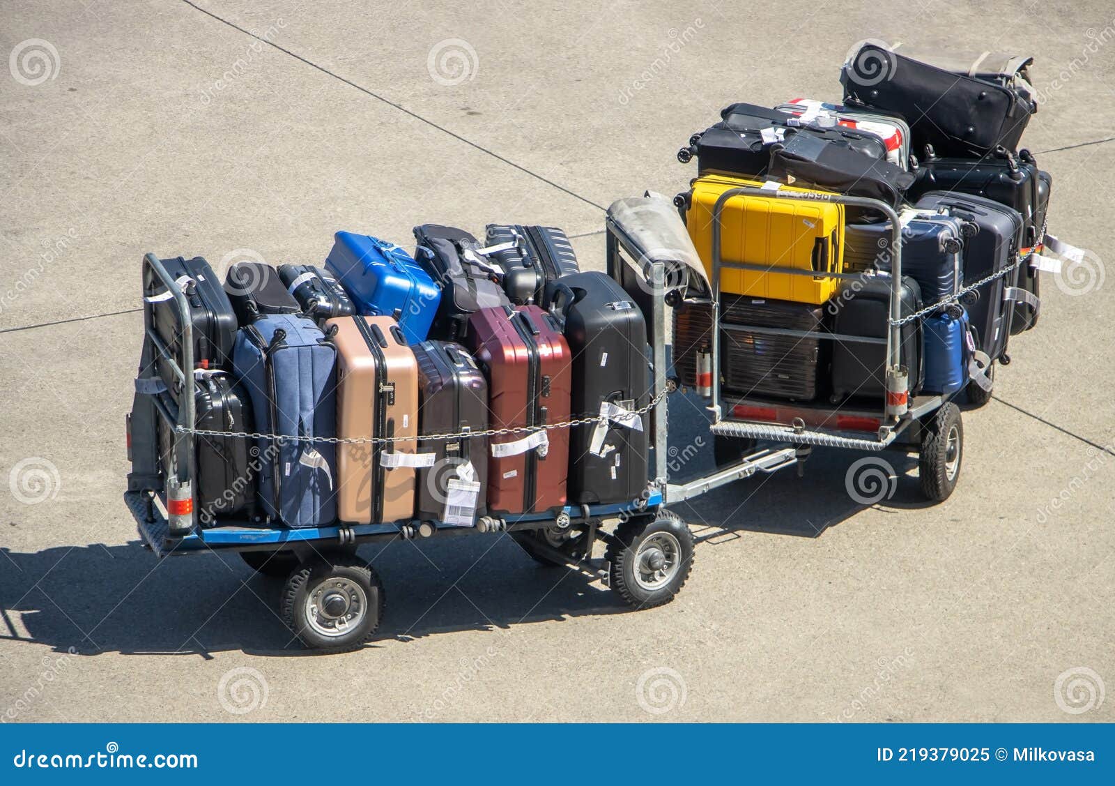 Valises de voyage dans le coffre à bagages d'un bus passager Photo