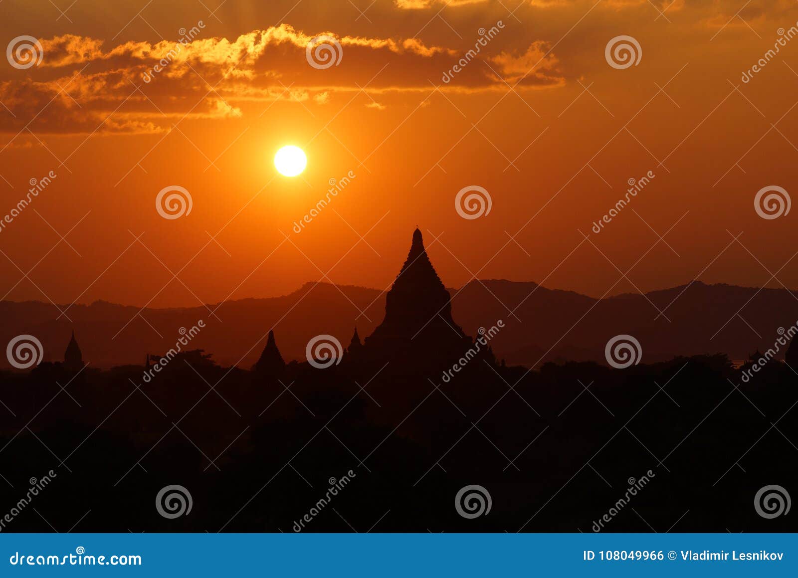 Increíblemente templos de Bagan antes de la puesta del sol, Birmania, Asia