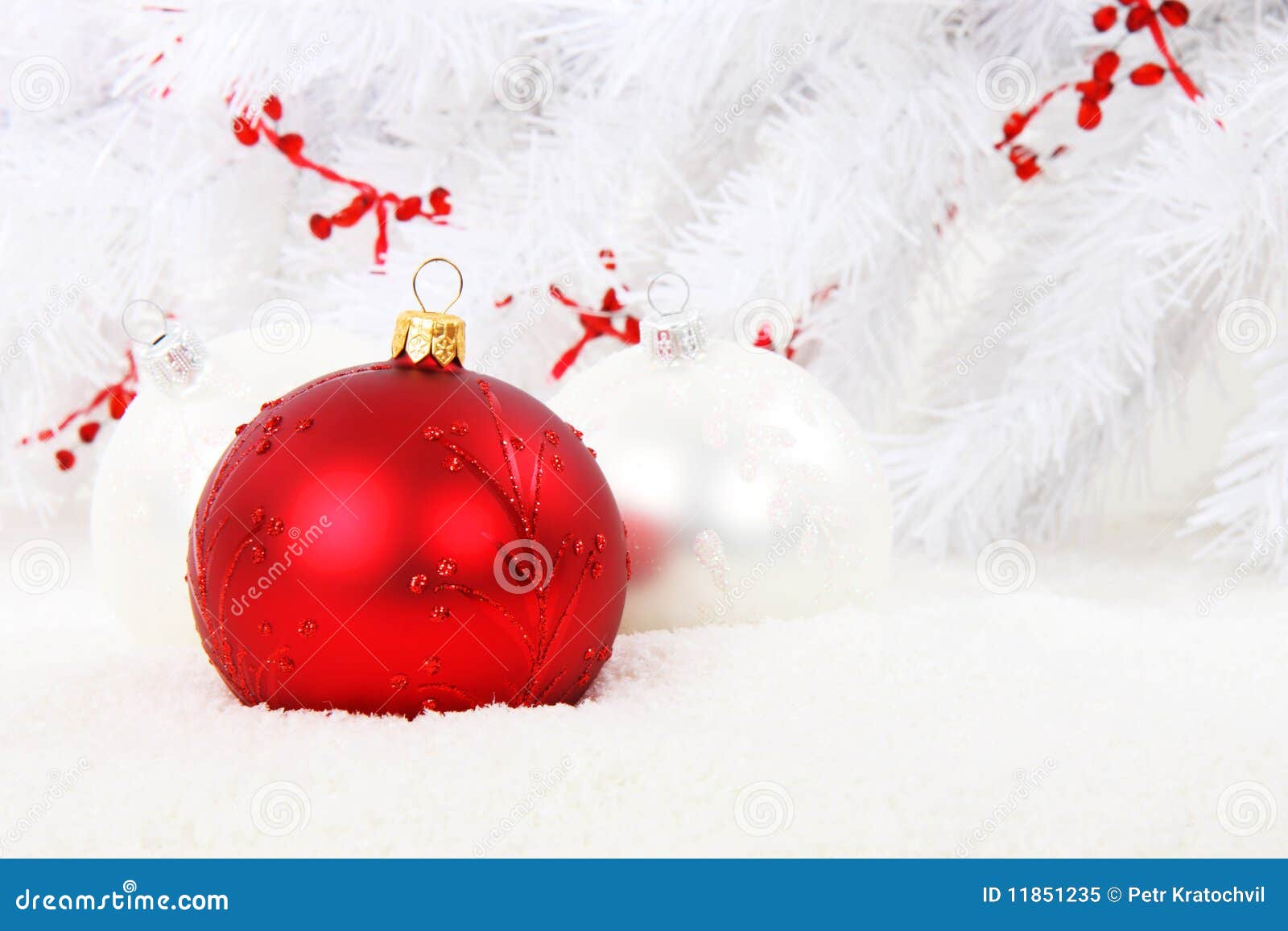 Bagattella rossa di natale con le sfere bianche in neve. Bagattella rossa di natale con le sfere di natale bianco ed albero bianco nei precedenti