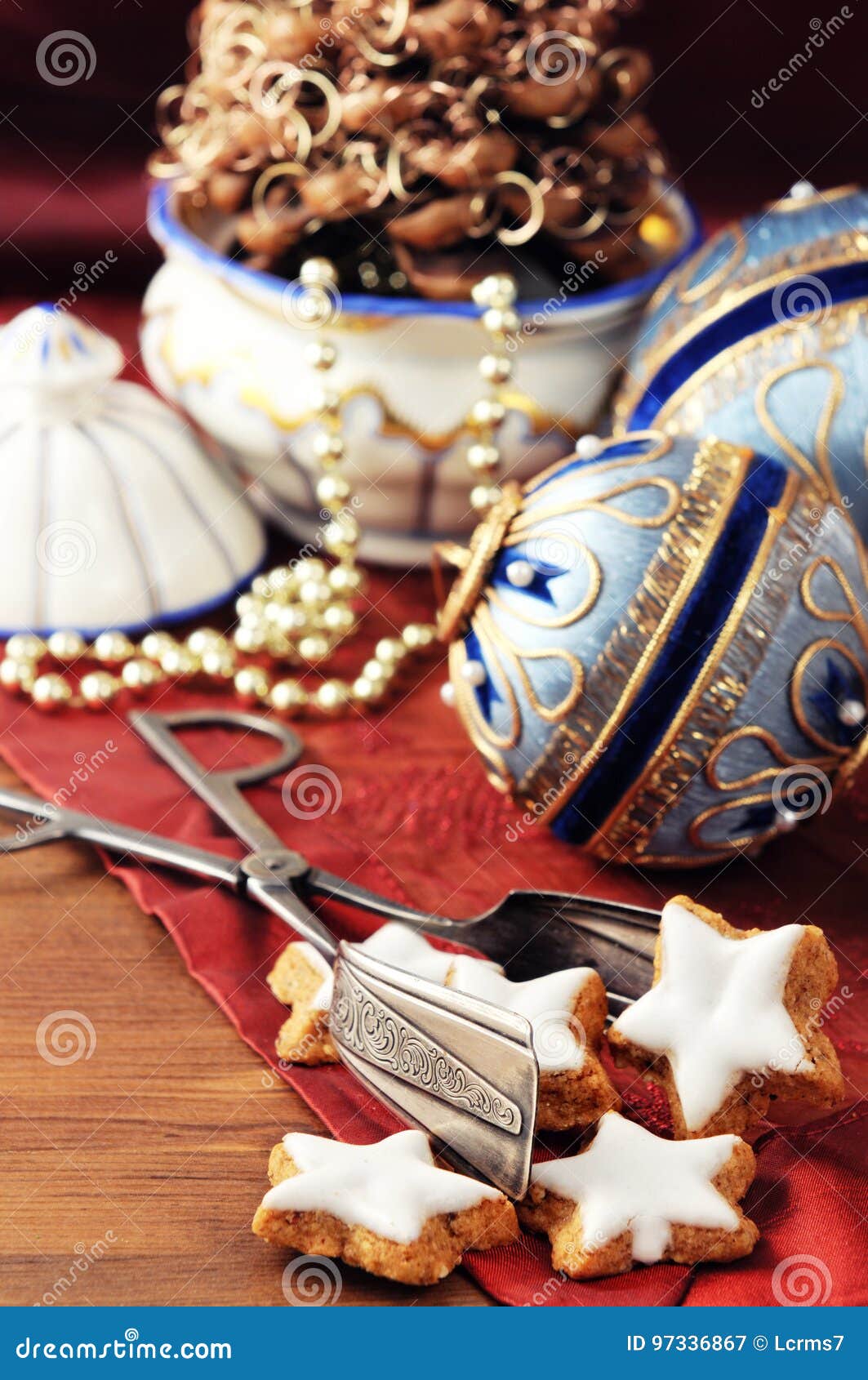 Foto Antiche Di Natale.Bagattelle Antiche Di Natale Di Tempo Di Biedermeier Con I Biscotti E La O Immagine Stock Immagine Di Fatto Dorato 97336867