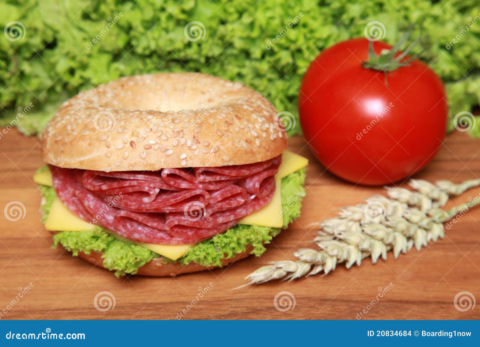 Bagel avec le salami photo stock. Image du tomate, pain 20834684
