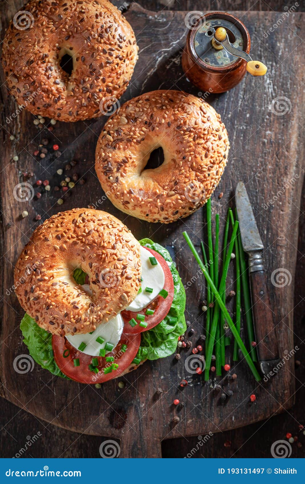 Bagel Caseiro Com Tomate Mozzarella E Alface Imagem de Stock - Imagem ... Bagel Caseiro Com Tomate Mozzarella E Alface Imagem de Stock - Imagem ...