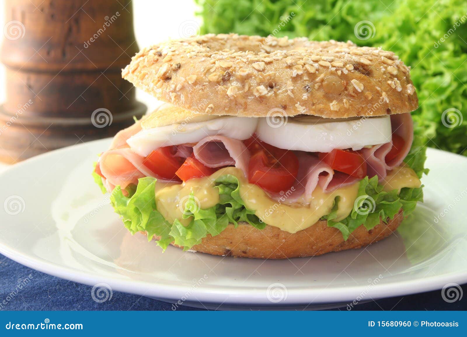 Bagel Con Il Prosciutto E L'uovo Fotografia Stock Immagine di