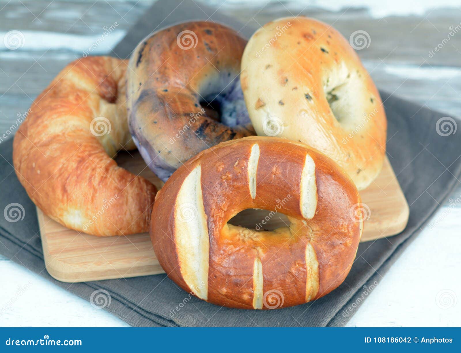 Bagel et croissant photo stock. Image du blanc, table 108186042