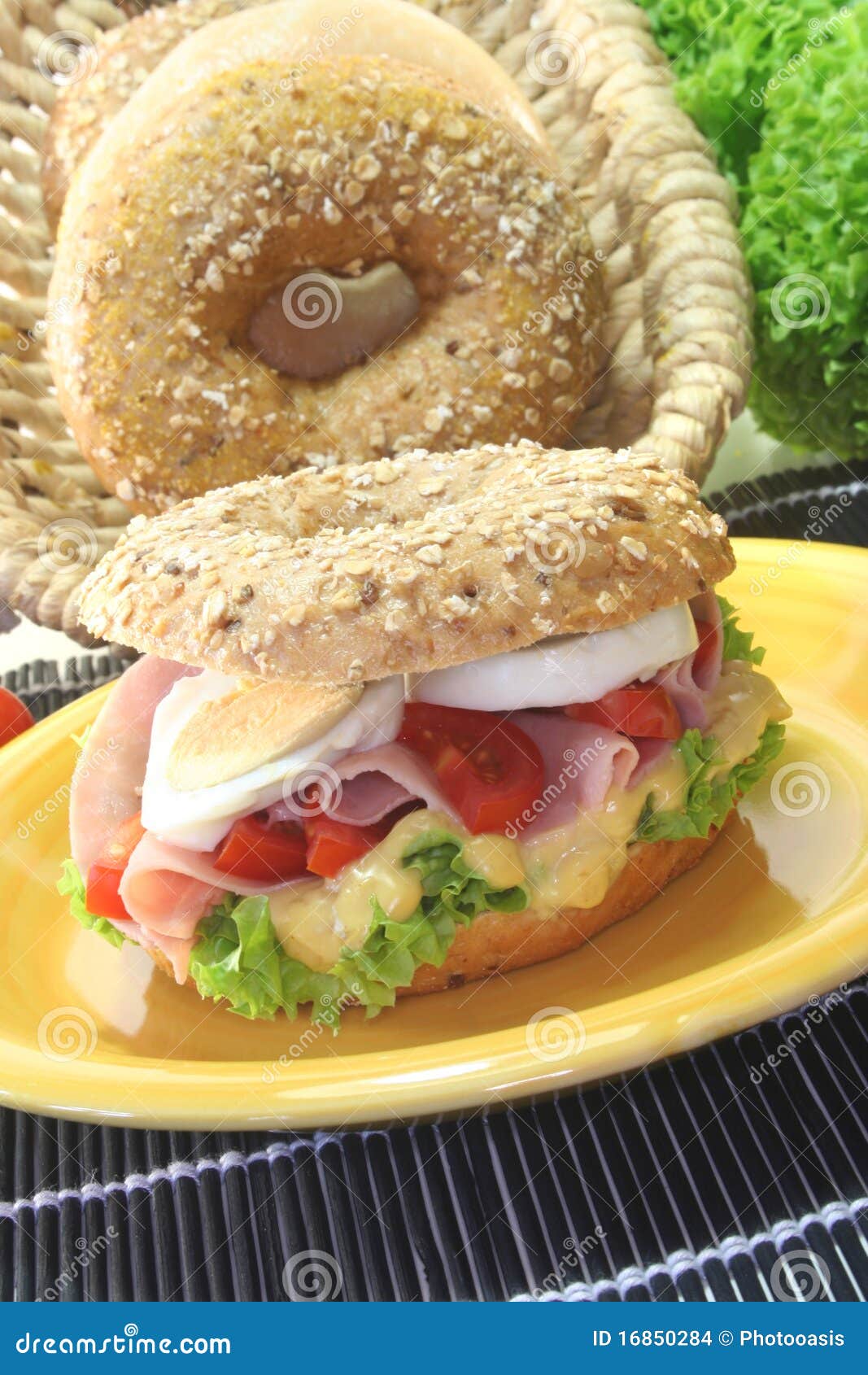 Bagel mit Schinken und Ei stockfoto. Bild von bagel, rollen - 16850284