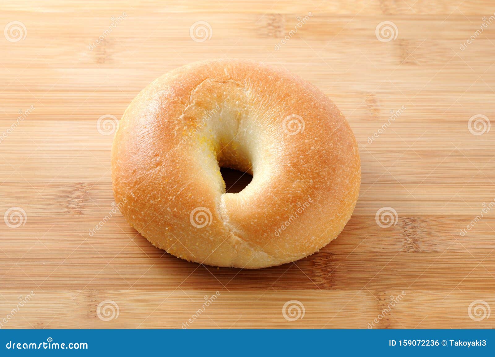 Bagel Plano De Pan En La Tabla De Corte Foto de archivo Imagen de
