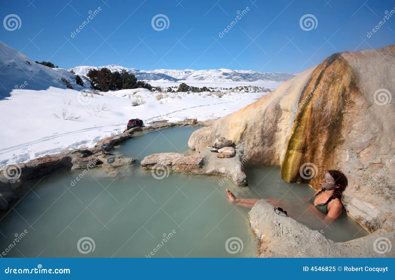 Bagno blu. Una donna si impregna in sorgenti calde naturali nella California.