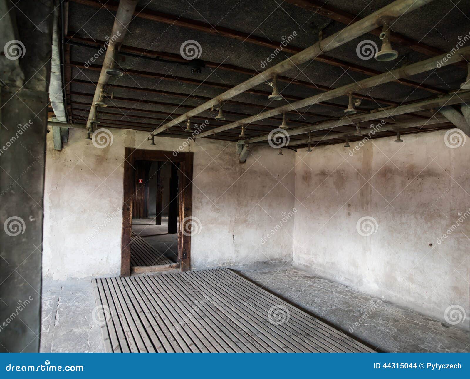 Bagno Con Le Docce Nel Campo Di Concentramento Fotografia Stock