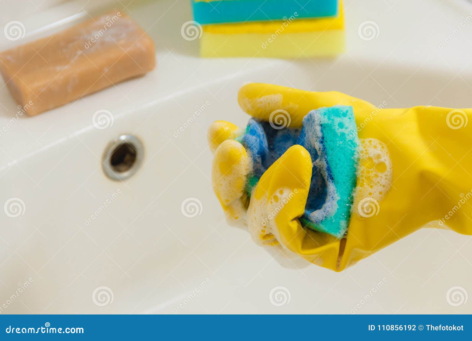 Bagno Di Pulizia Con Il Detersivo in Guanti Di Gomma Gialli Con La Spugna  Blu - Lavoro Domestico, Concetto Di Pulizie Di Primaver Fotografia Stock -  Immagine di guanti, nazionale: 110856192