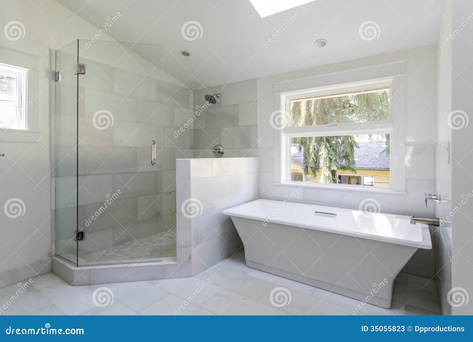 Bagno moderno con la doccia e la vasca immagine stock immagine di ... Esempio bagni moderni