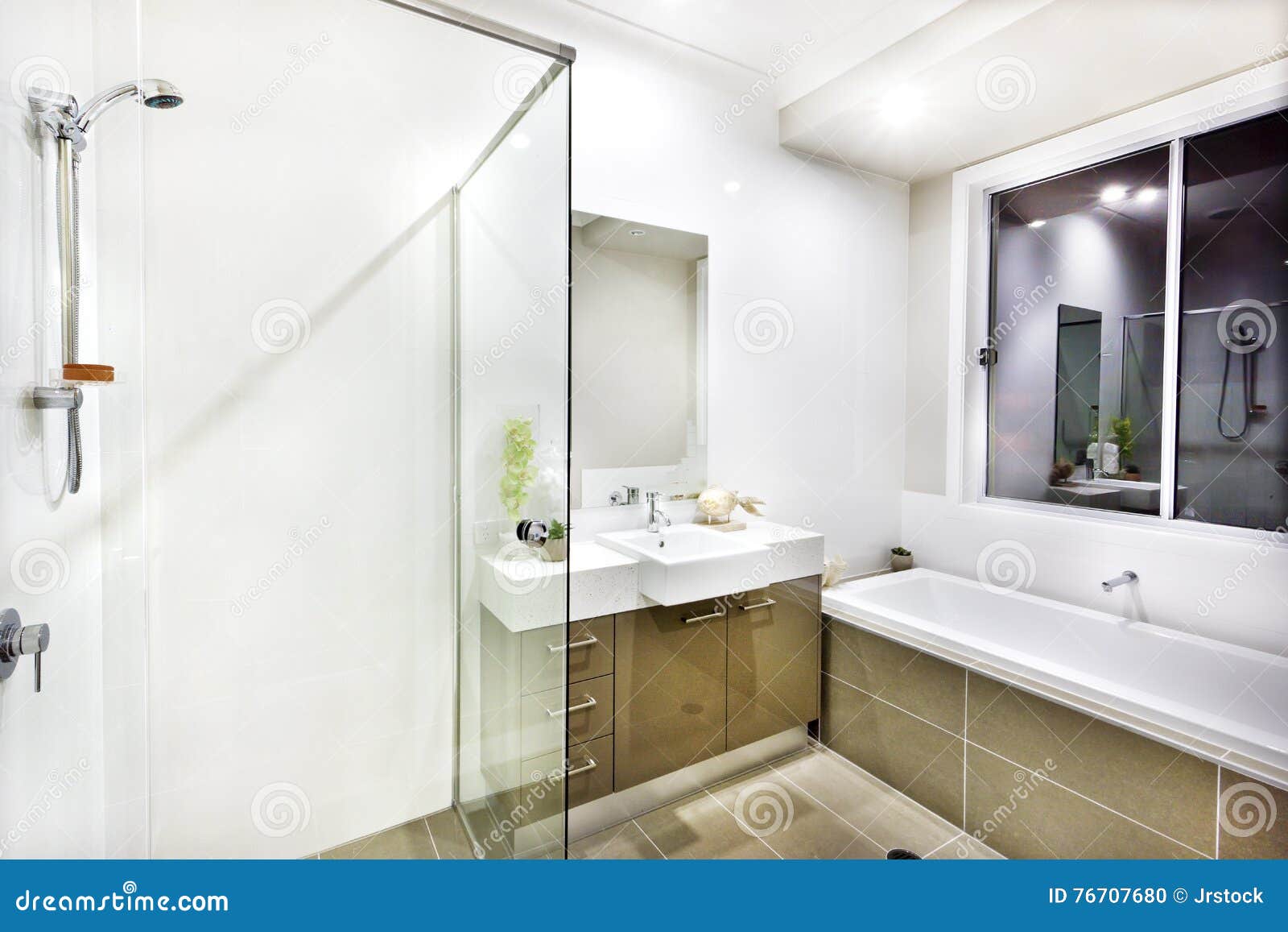 Bagno moderno con un rubinetto, una vasca di acqua e le piastrelle ... Bagno moderno con vasca