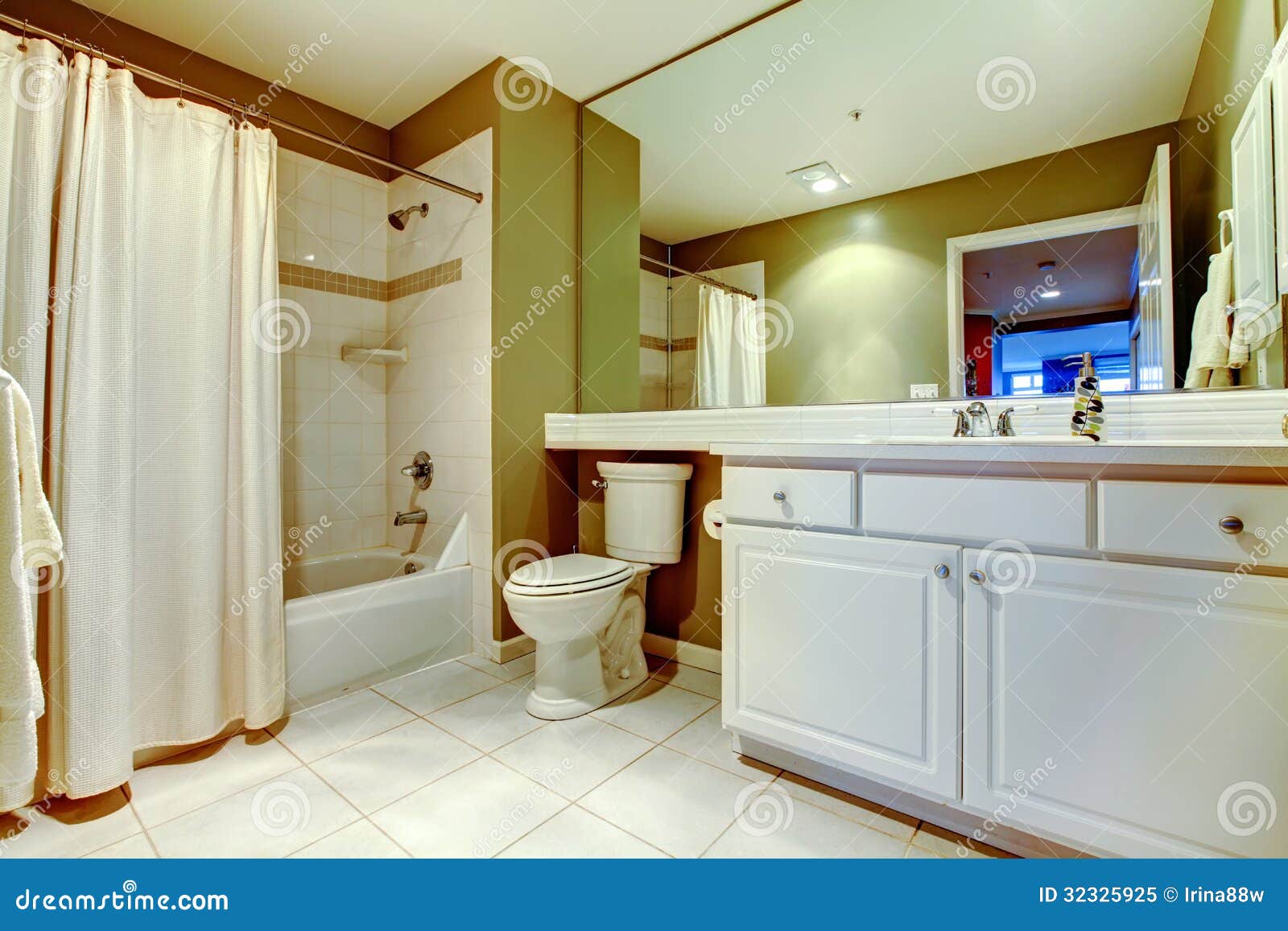Bagno verde e bianco con il lavandino e vasca con la tenda ...