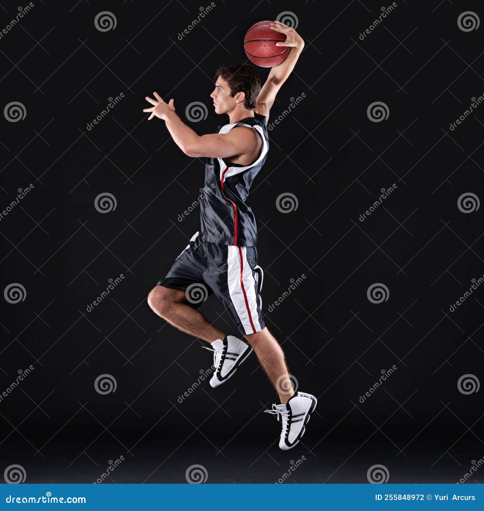 Tiro de estúdio do jogo de um jogador de basquete contra um fundo