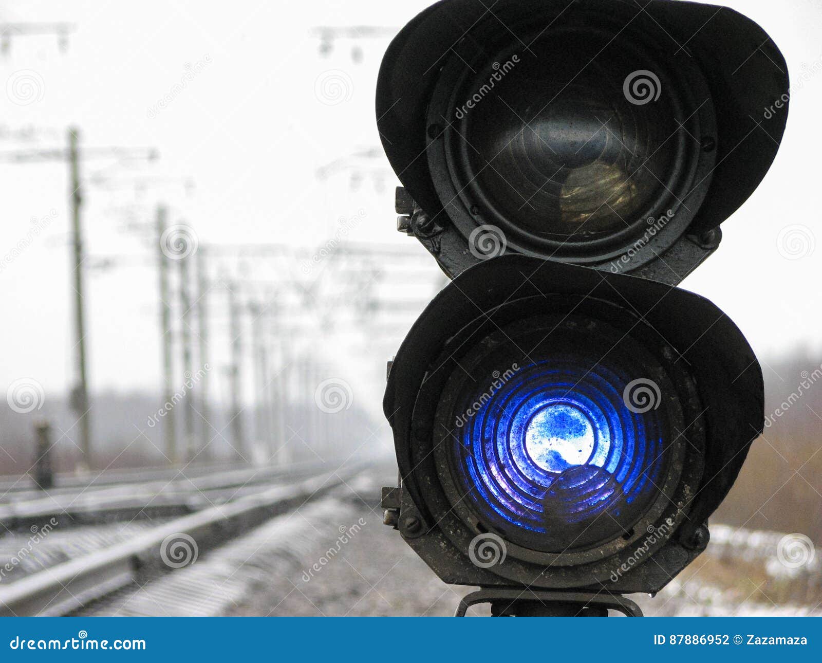 Bahnampel Zeigt Blaues Signal Auf Eisenbahn am Bewölkten Tag Stockfoto -  Bild von transport, bahnhof: 87886952