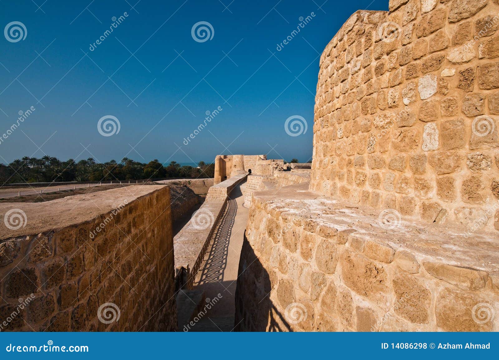 Bahrain-Fort/Qal'at Al Bahrain. Bahrain-Fort oder alias Qal'at Al-Bahrain ist eine archäologische Fundstätte und es war einmal das Kapital der Dilmun Zivilisation sowie darstellt Bahrains Identität als Mitte des Handels und des kulturellen Austausches. Die Site wird durch ein islamisches Fort beherrscht, das hinsichtlich des 16. Jahrhunderts A.D. zurückgeht. Sie ist jetzt unter einer berühmten Touristenattraktion in Bahrain.