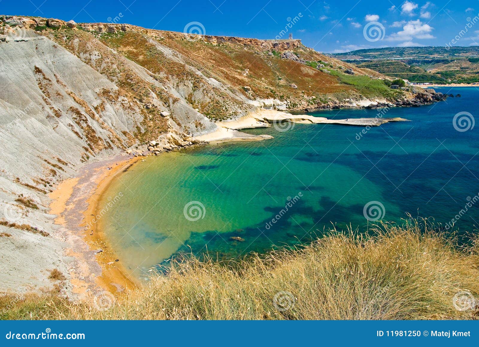 Baia 2 di Gnejna. Bella linea costiera con le spiagge sabbiose vicino alla baia dorata famosa a Malta