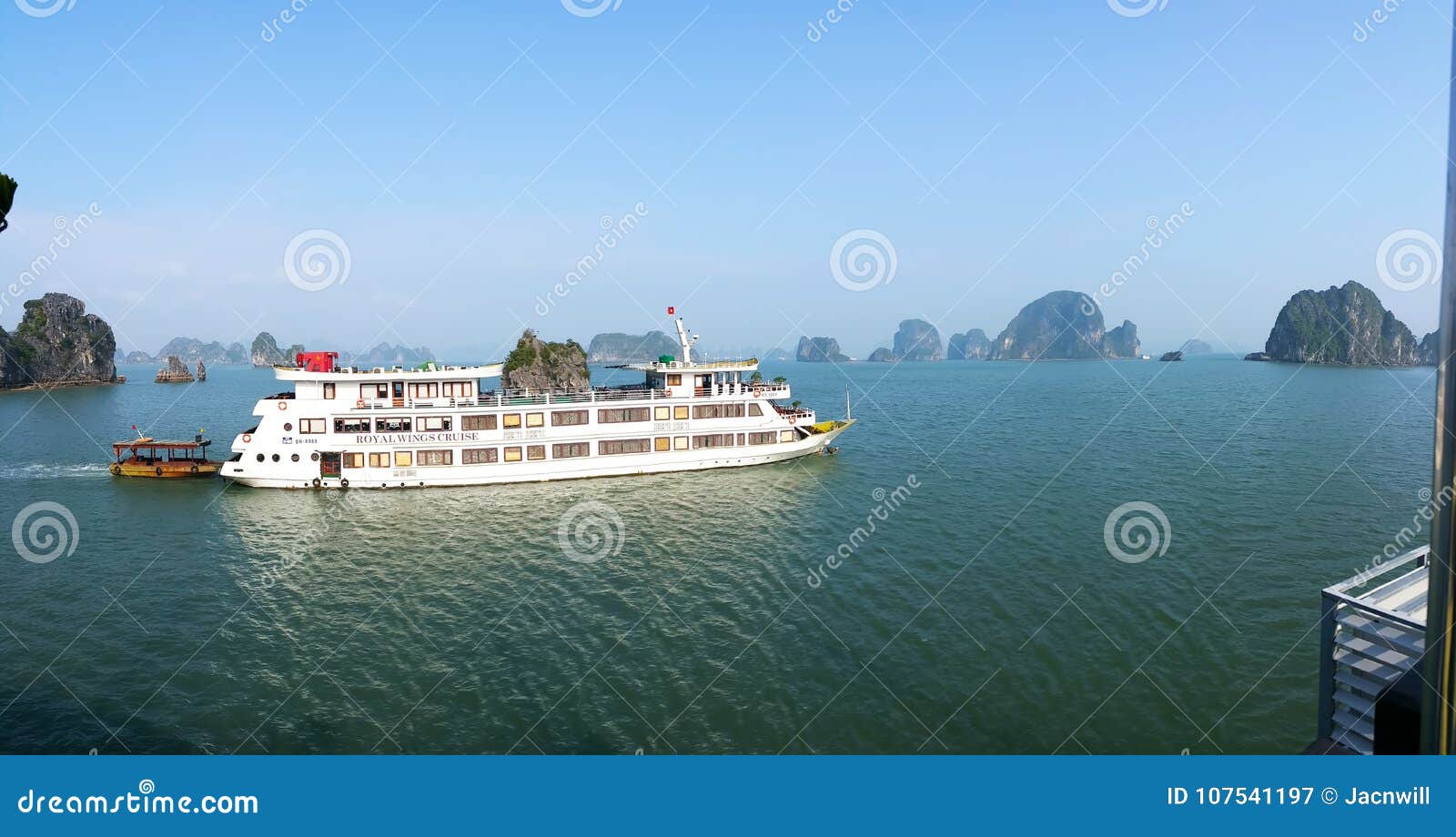 Baia Di Halong Crociera Reale Delle Ali Fotografia Editoriale Immagine Di Orientale Festa