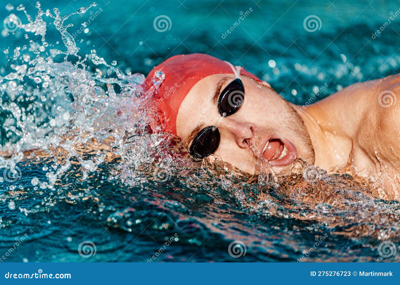 Baignade. Homme Nageant Rampe. Nage Libre Masculin Rampe Faisant Course à  La Rampe Nage Dans La Piscine Avec Natation Image stock - Image du  extérieur, caucasien: 275276723