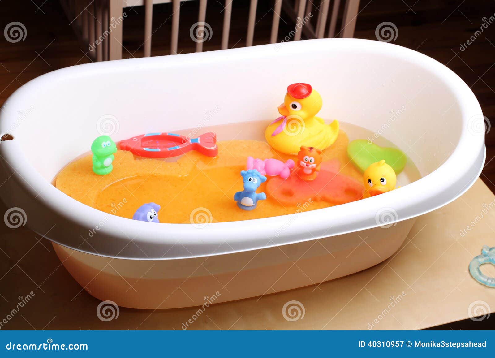 Baignoire Avec Des Canards Et D'autres Jouets Pour Des Bébés Image stock -  Image du chéris, chambre: 40310957