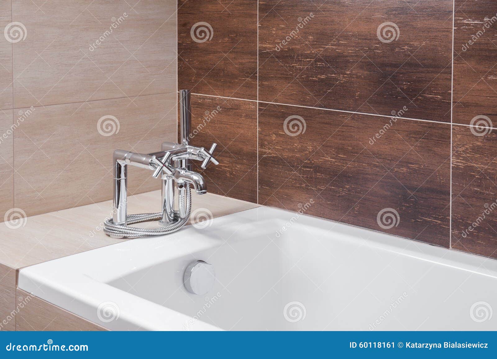 Baignoire avec le robinet de style ancien photo stock image ...