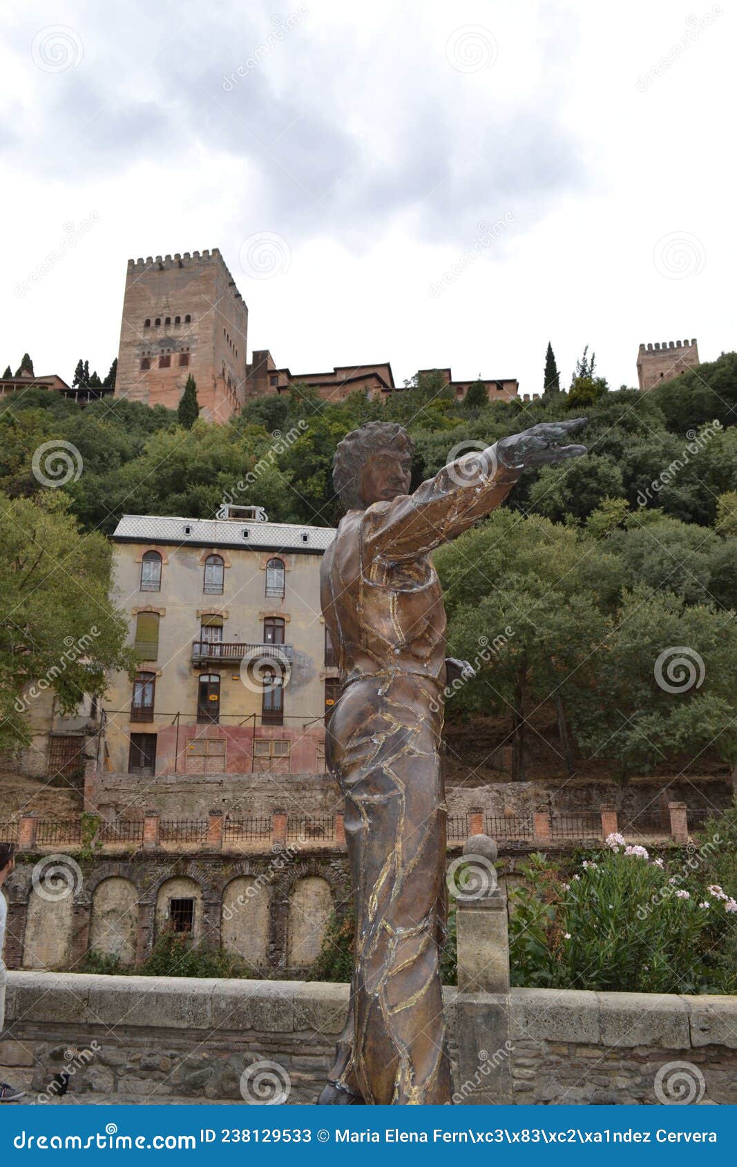 bailaor sculpture in paseo de los tristes with the alhambra and the reuma hotel in the background