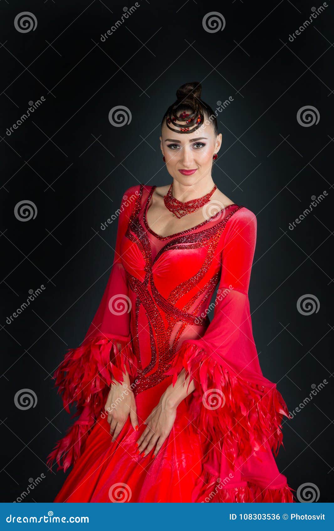 Bailarín Del Salón De Baile De La Mujer En Vestido Rojo En Fondo Oscuro Foto de archivo - Imagen de hermoso, adorable: 108303536 Bailarín Del Salón De Baile De La Mujer En Vestido Rojo En Fondo Oscuro Foto de archivo - Imagen de hermoso, adorable: 108303536