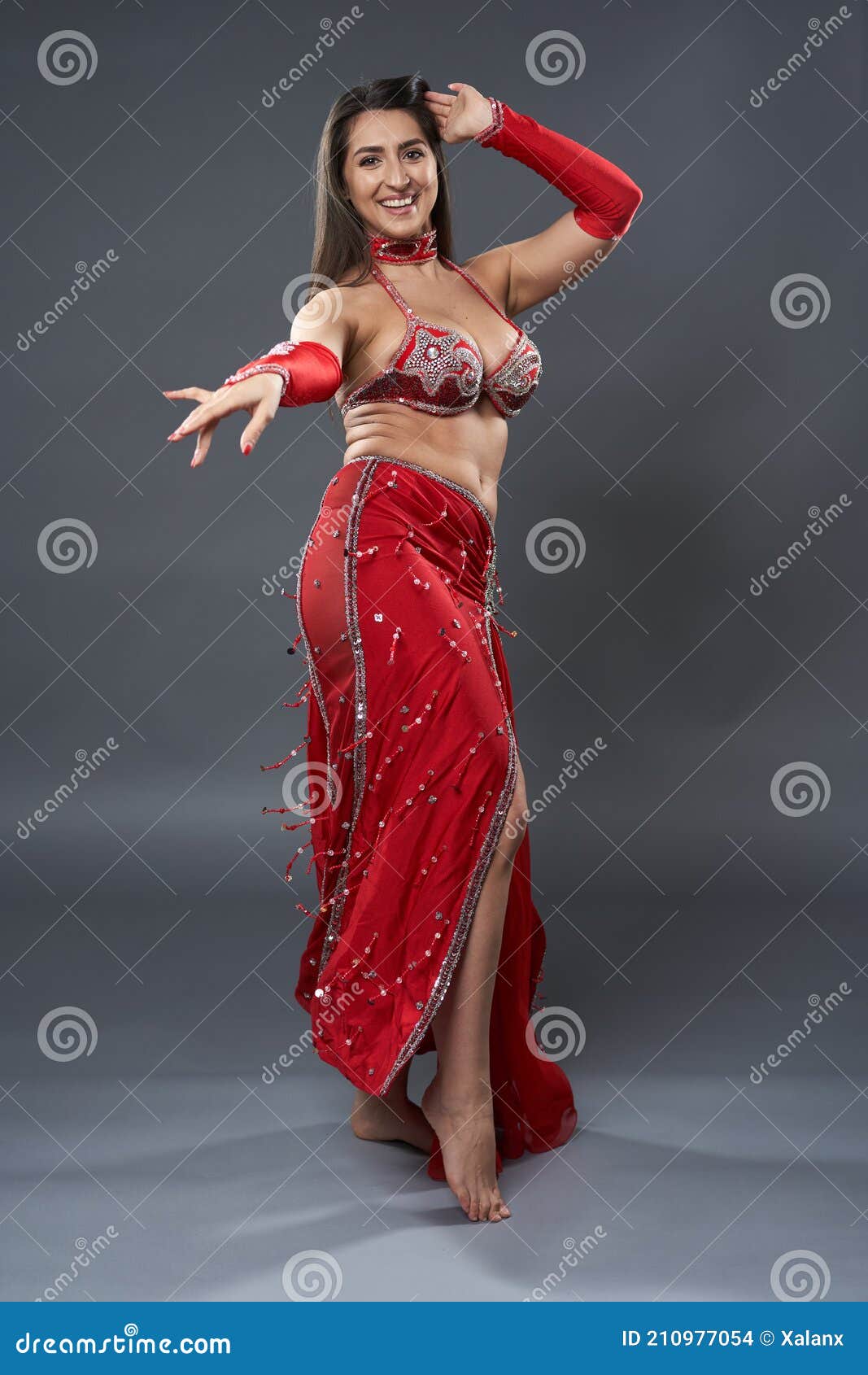 Bailarina árabe foto de archivo. Imagen de sujetador - 210977054