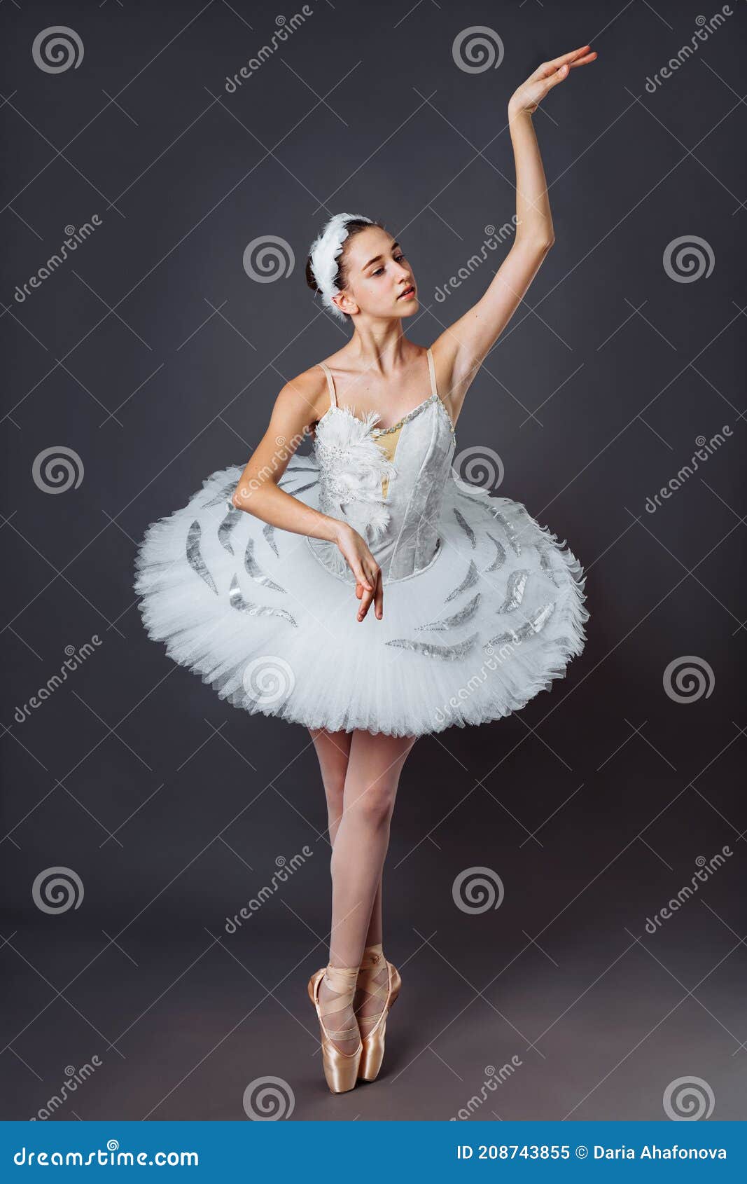 teatro Artículos de primera necesidad Banzai Bailarina Bailando Con Vestido Blanco. Foto De Color. Bailarina De Ballet  Elegante O Bailarina Clásica Bailando En Estudio Gris Imagen de archivo -  Imagen de hermoso, activo: 208743855