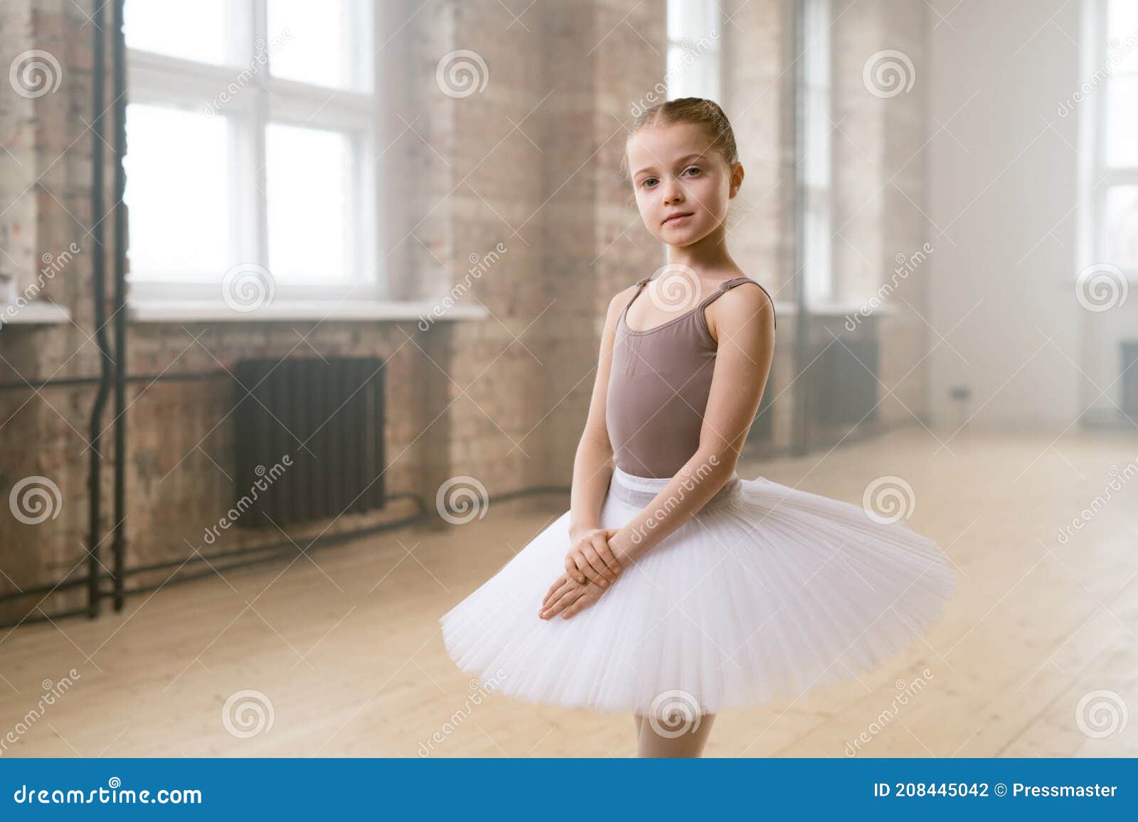 he equivocado gorra granero Bailarina De Ballet En Traje De Tutu Foto de archivo - Imagen de  ejecutante, equilibrio: 208445042