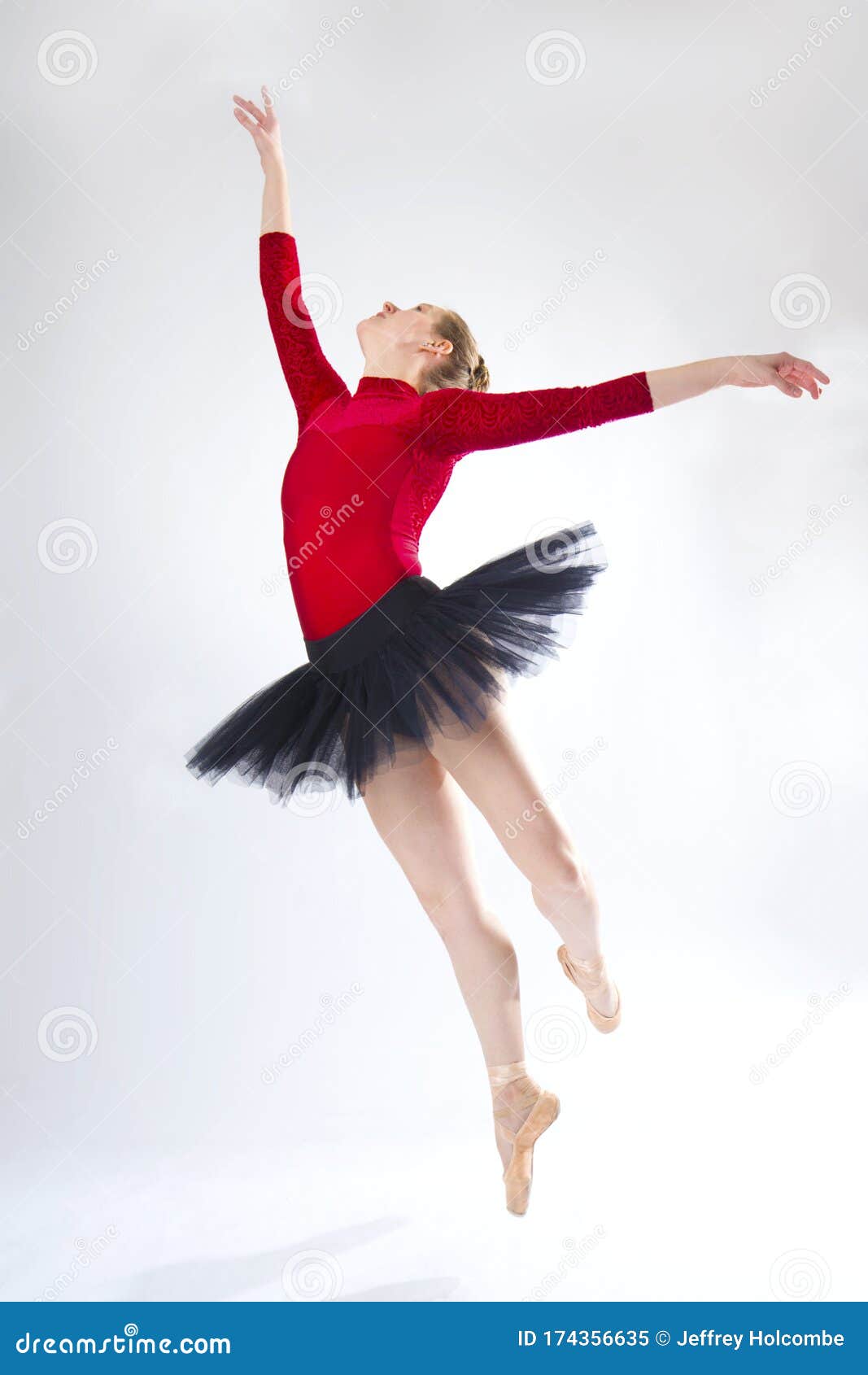 Una mujer en un tutú rojo bailando ballet. Estudio sobre fondo
