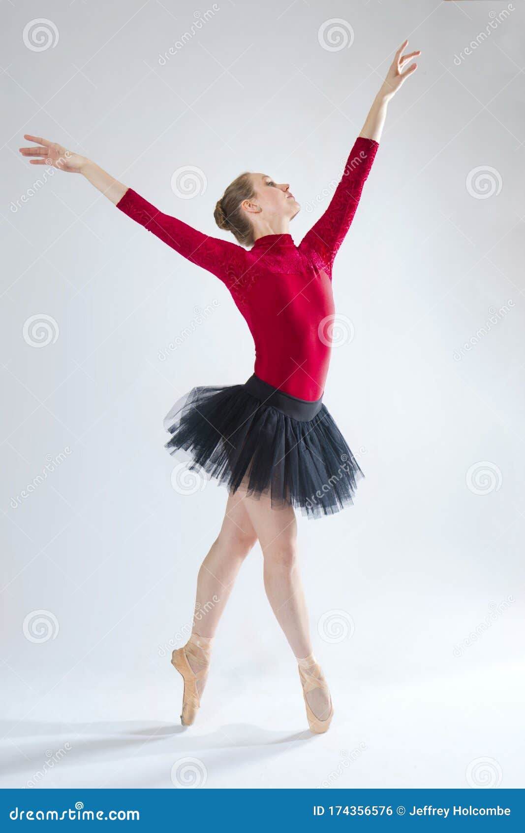 Una mujer en un tutú rojo bailando ballet. Estudio sobre fondo