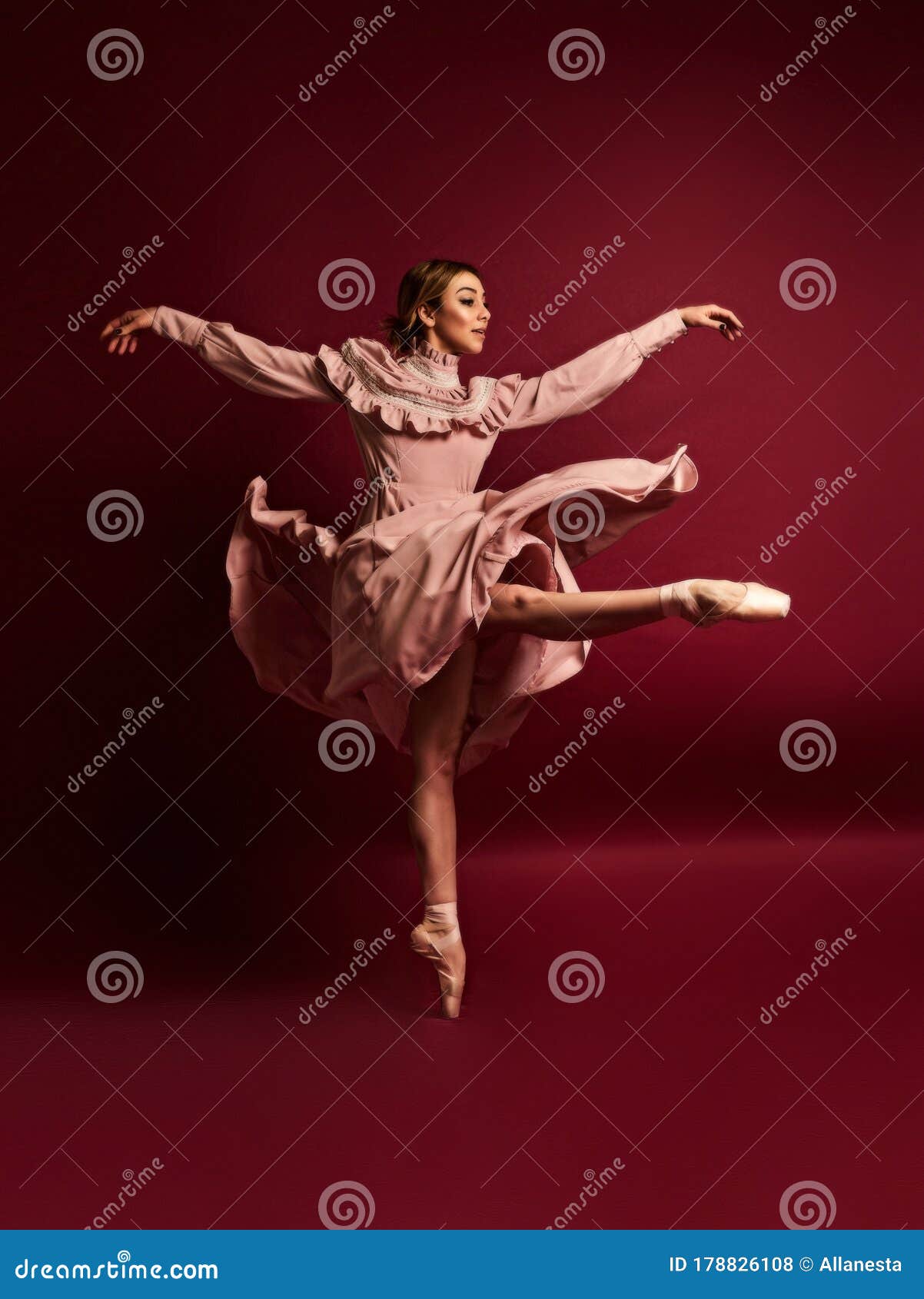 Bailarina De Ballet O Bailarina Clásica Que Baila Aislada De Fondo Rojo.  Acción Del Movimiento Contemporáneo Del Artista De La Gra Foto de archivo -  Imagen de ejecutante, delgado: 178826108