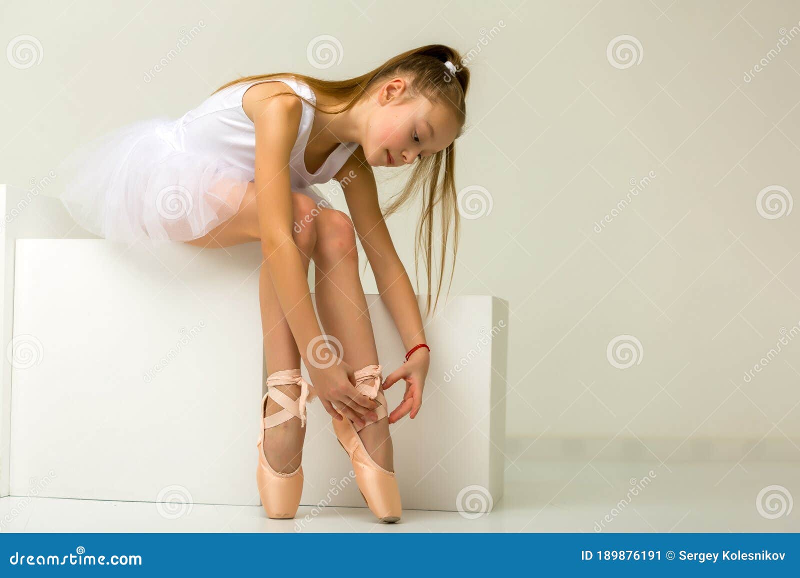 Mujer Concentrada Que Lleva Sus Zapatos De Ballet En El Estudio Imagen de  archivo - Imagen de funcionamiento, hembra: 82370401