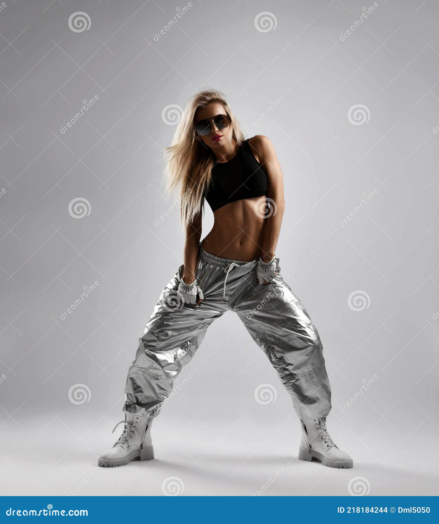 Bailarina De Hiphop Mujer Deportiva Pantalones Plateados Top Negro Y Zapatos Brutales Se Encuentra En La Pose De Baile Retorcie Foto de archivo - Imagen de cara, lifestyle: 218184244