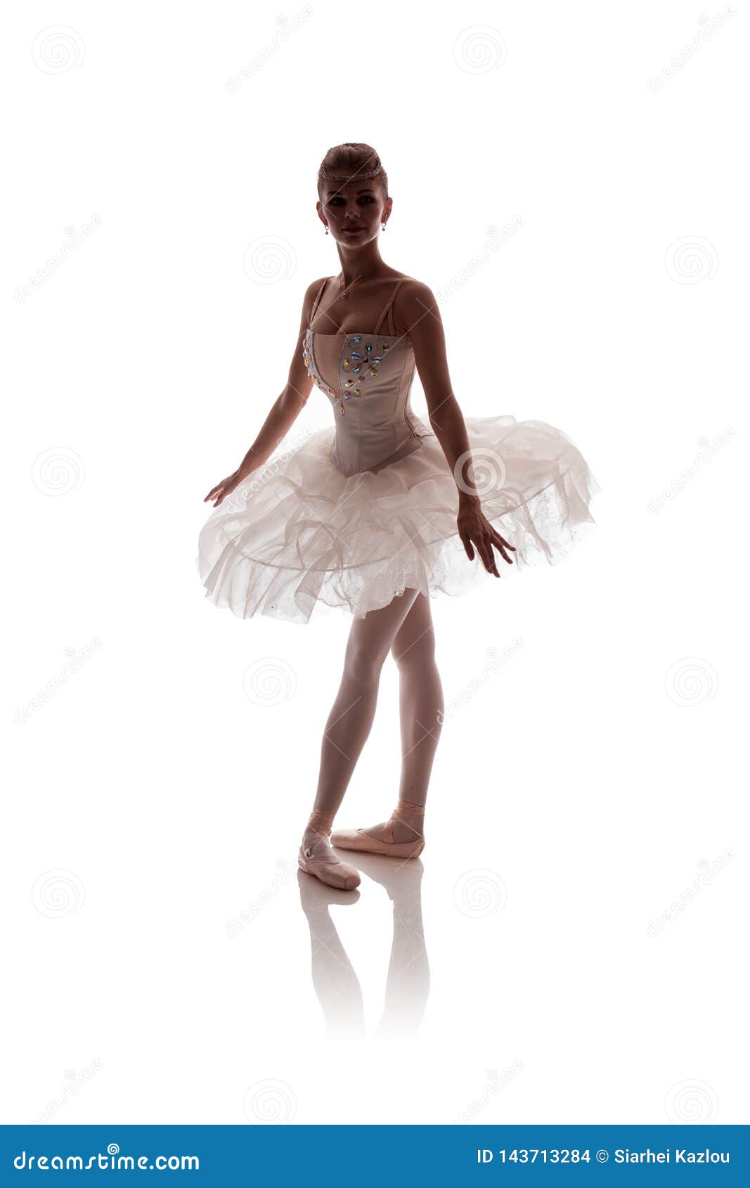 Bailarina De La Mujer En El Tutú Blanco Del Paquete Que Presenta En El  Fondo Blanco Foto de archivo - Imagen de color, belleza: 143713284