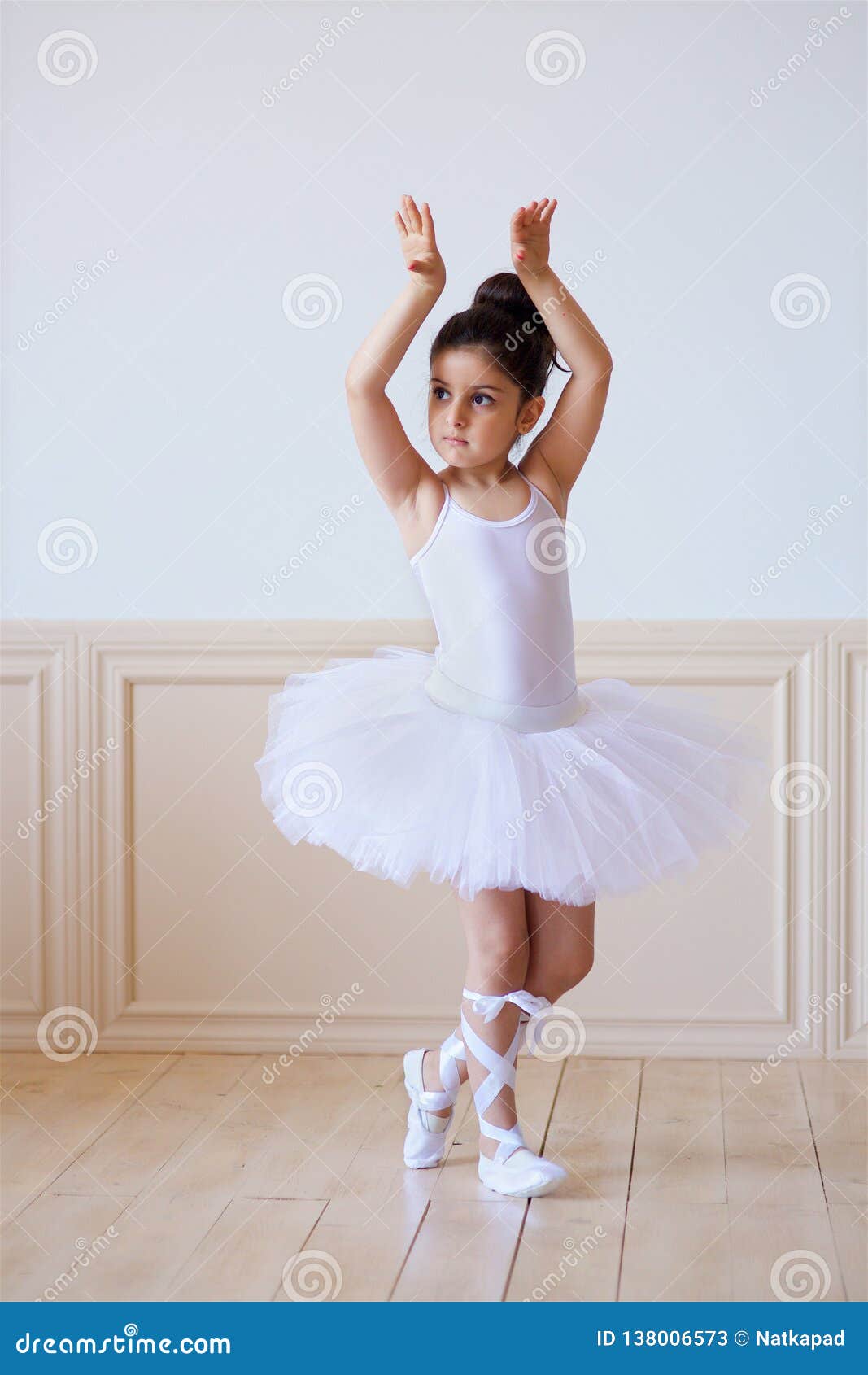 Bailarina De La Niña En Un Tutú Blanco Imagen de archivo - Imagen de india,  armenia: 138006573