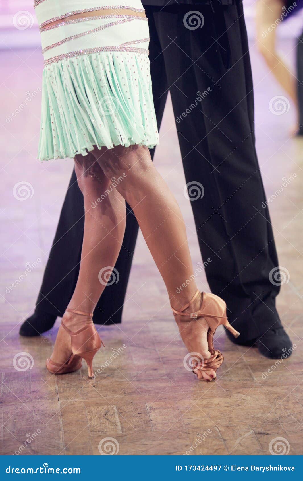 Bailarina Salón De Baile Latino En Hermosos Zapatos de archivo - Imagen de coloreado, pluma: 173424497