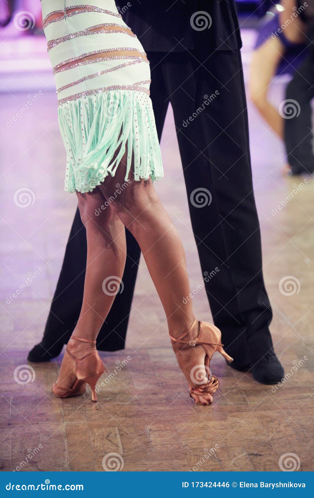 Bailarina De Salón De Latino En Hermosos Zapatos Foto de archivo - Imagen de feliz, manera: 173424446