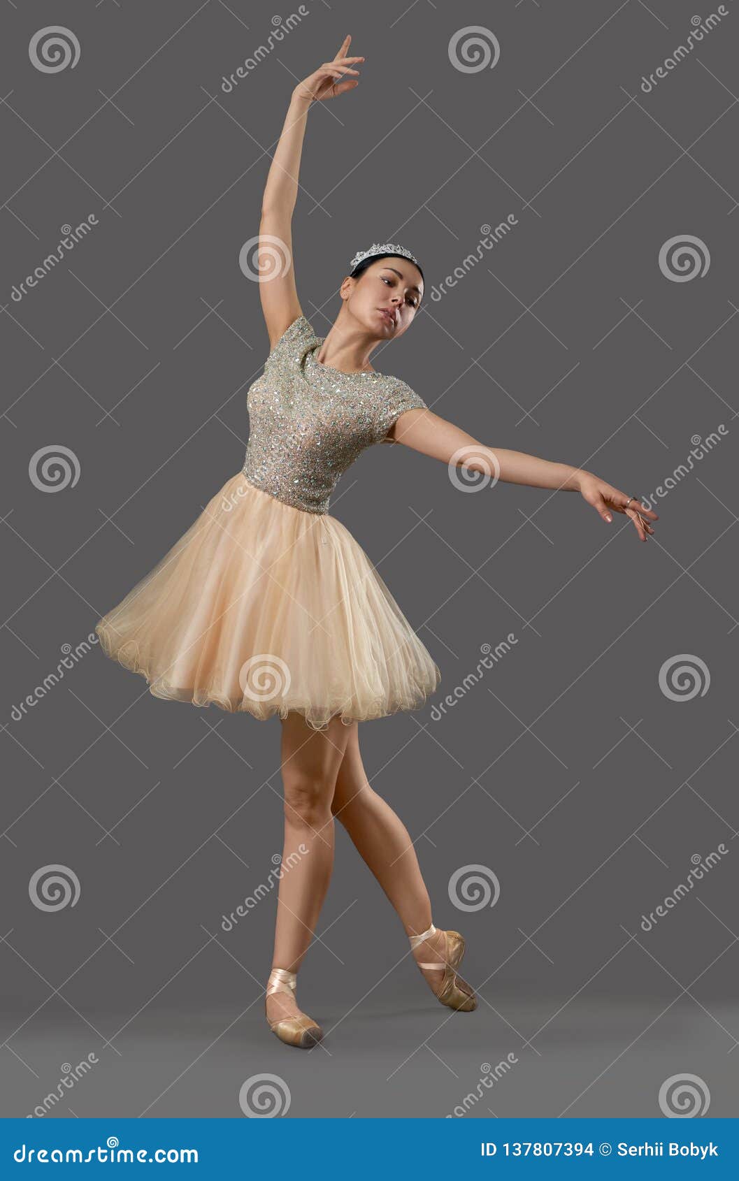 Bailarina En Los Zapatos Beige Del Vestido Y De Ballet Que Bailan En  Estudio Foto de archivo - Imagen de magia, gimnasia: 137807394