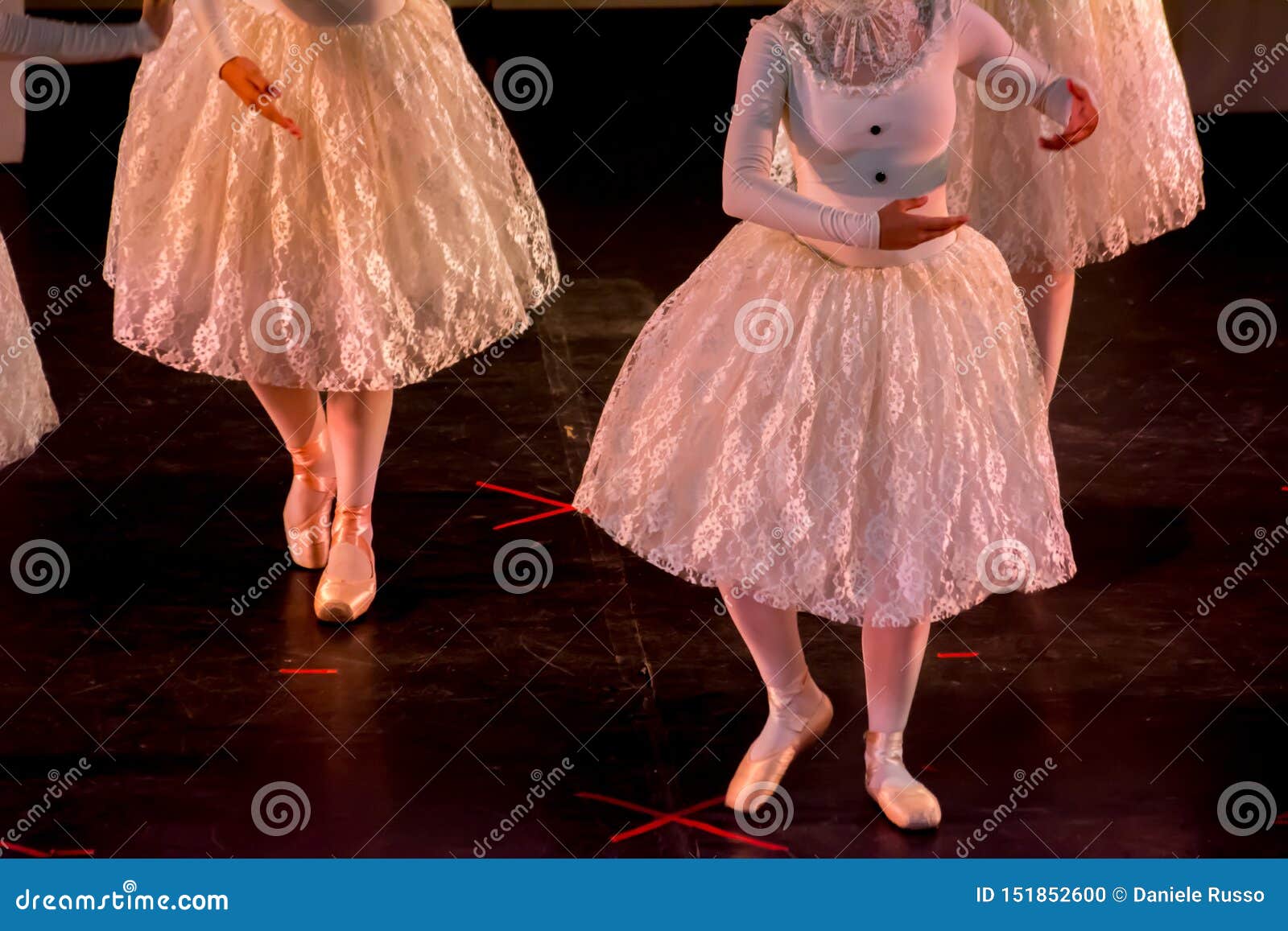 Bailarines De Ballet Con Los Vestidos Clásicos Que Realizan Un Ballet En Fondo De La Falta De Definición Foto de archivo - Imagen de ballet, clase: 151852600 Bailarines De Ballet Con Los Vestidos Clásicos Que Realizan Un Ballet En Fondo De La Falta De Definición Foto de archivo - Imagen de ballet, clase: 151852600