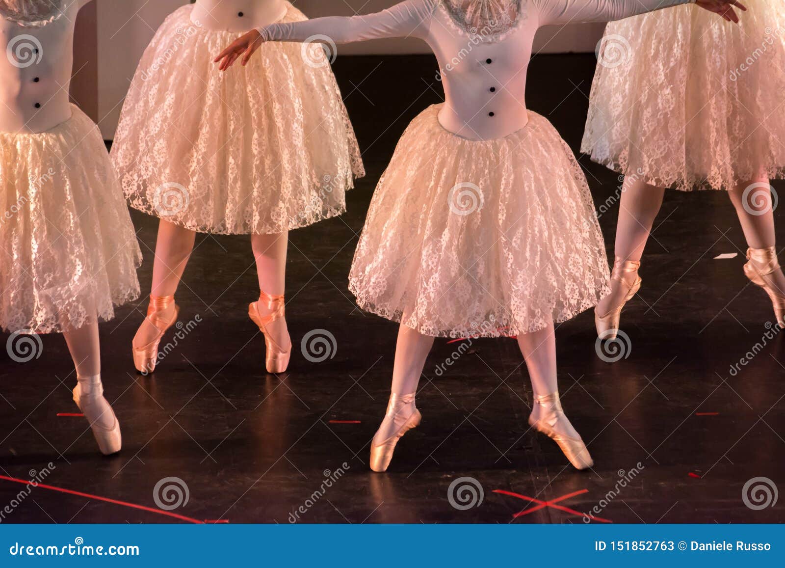 Bailarines De Ballet Con Los Vestidos Clásicos Realizan Un Ballet En Fondo De Falta De Definición Imagen de archivo - Imagen de persona, belleza: 151852763