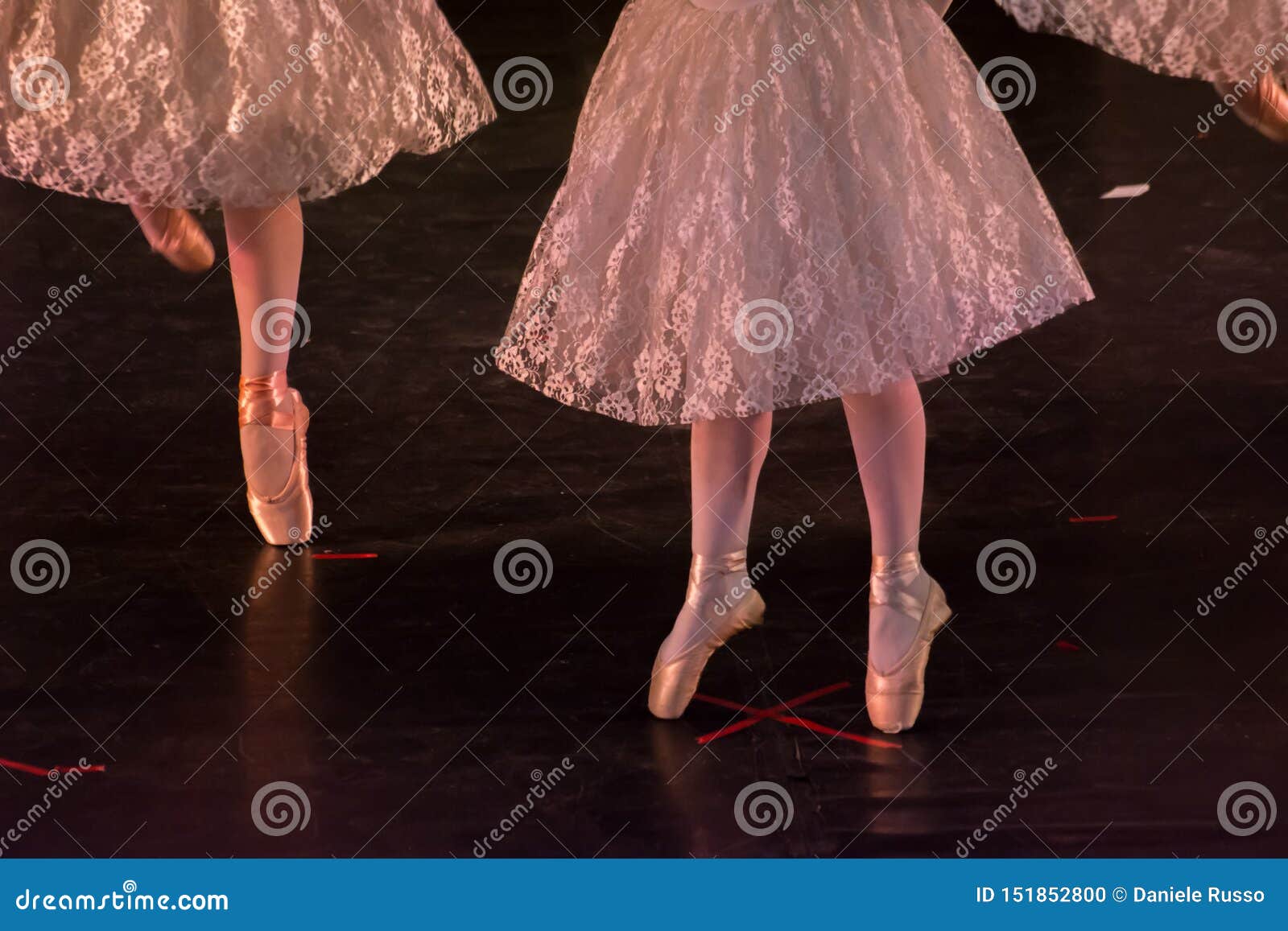 Bailarines De Ballet Con Los Vestidos Clásicos Que Realizan Un Ballet En Fondo De La Falta De Definición Foto de archivo - Imagen de bailando, ballet: 151852800 Bailarines De Ballet Con Los Vestidos Clásicos Que Realizan Un Ballet En Fondo De La Falta De Definición Foto de archivo - Imagen de bailando, ballet: 151852800