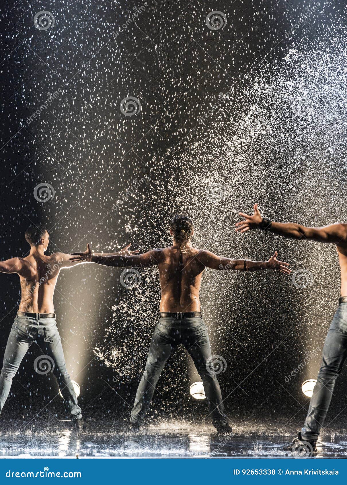 Bailarines De Sexo Masculino En La Lluvia Foto de archivo editorial -  Imagen de gimnasia, brazo: 92653338