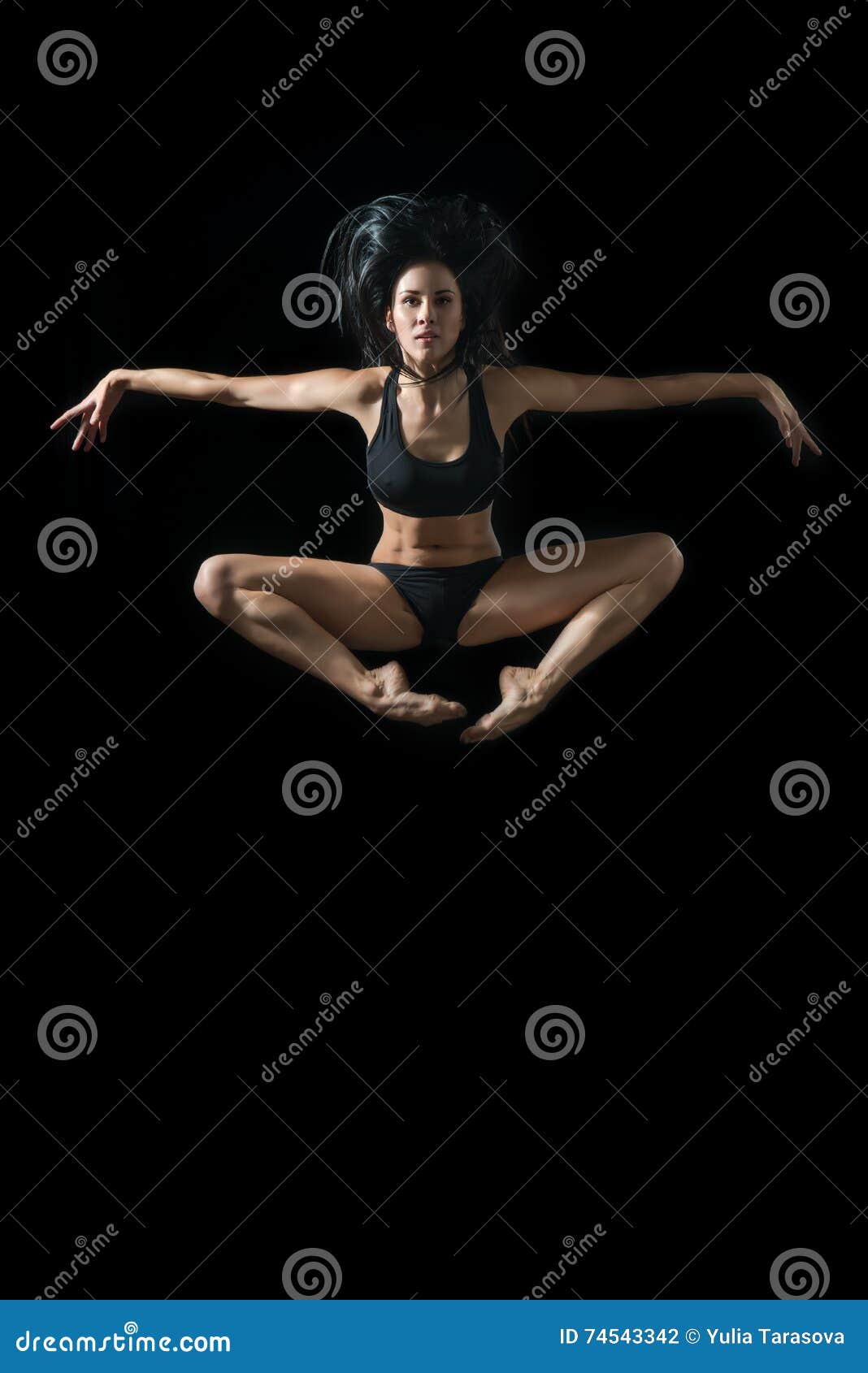 Bailarín de ballet joven dansing en fondo negro. Bailarín de ballet joven dansing en el fondo negro, ballet clásico