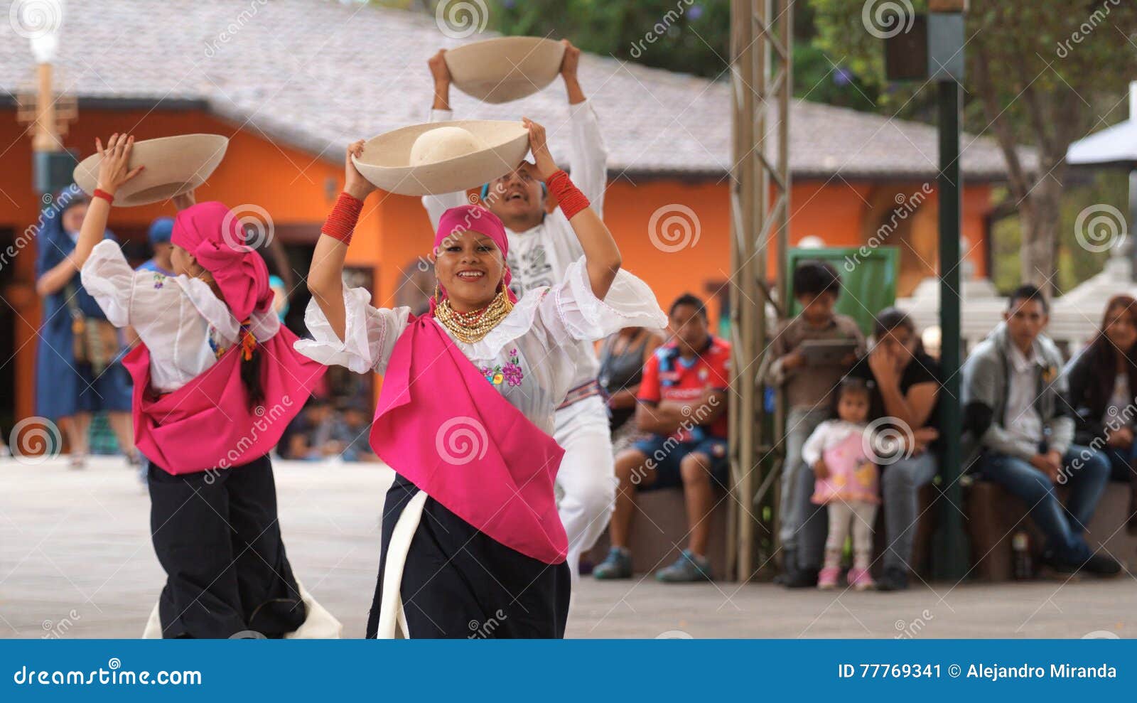Baile Al Grupo Que Baila La Danza Tradicional De Ecuador En El De