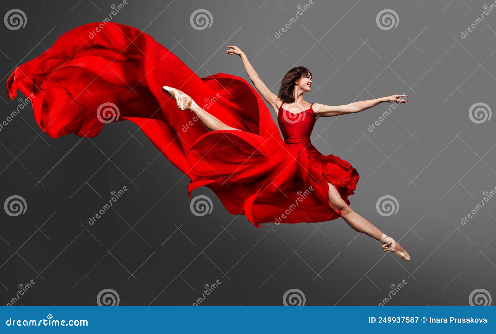 Bailarina En Trajes De Chicha Rosa Saltando Dividida. Bailarina De